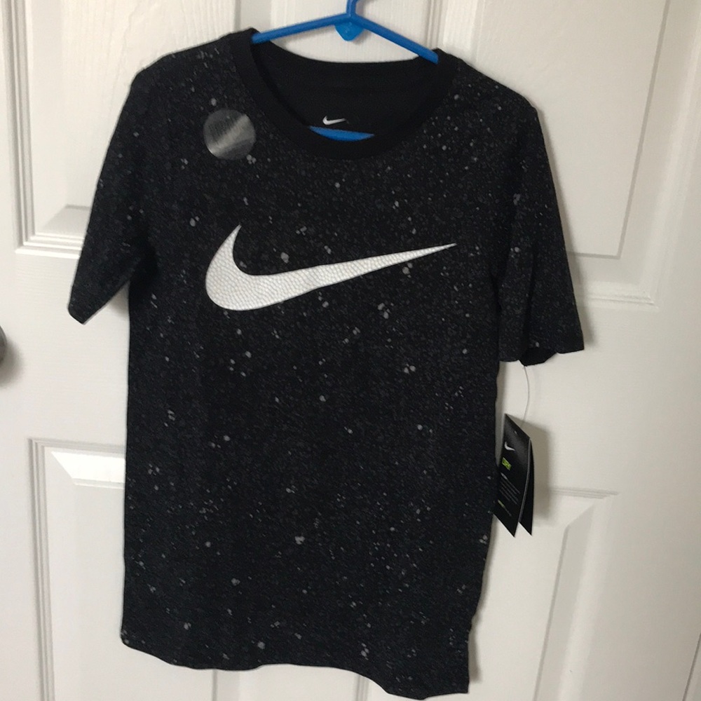 The NIKE Tee - DRI-FIT Boy’s Cotton T-shirt, size S